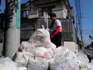 市長がごみ収集作業をする様子
