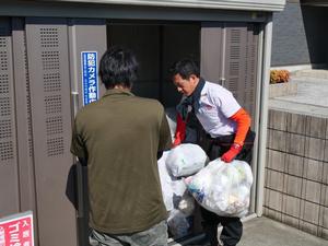 市長がごみ収集作業をする様子