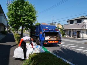 市長がごみ収集作業をする様子