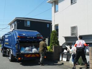 市長がごみ収集作業をする様子