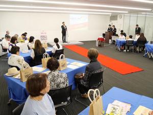 壇上で挨拶をする市長