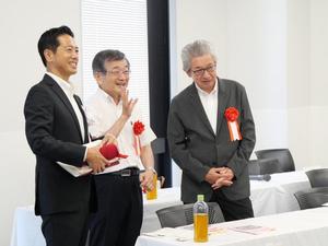 市長と談笑する選考委員の皆さん