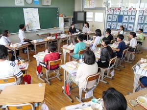 黒板に貼られた市域図を使って説明する市長