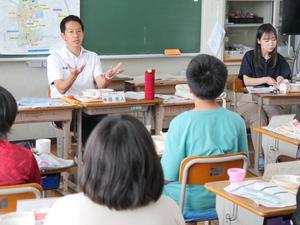 児童たちに説明をする市長