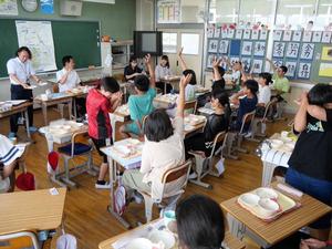 市長の質問に多くの児童が手を挙げる様子
