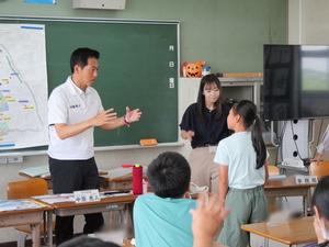 給食後に話をする市長と児童