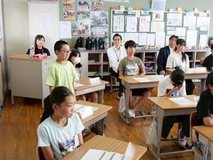 市長に意見を伝える児童