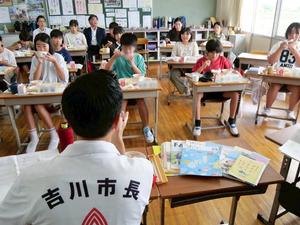 市長に意見を伝える児童