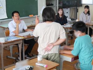 給食後に話をする市長と児童