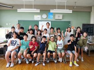 クラス全員と市長と校長先生で記念撮影