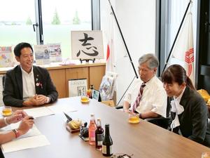 談笑する様子