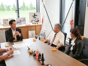 談笑する様子