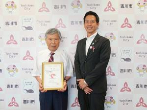 門井さんと市長との記念撮影