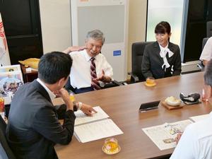 市長に競技の話をする門井さん
