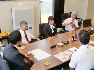 市長に説明をする駒崎さん
