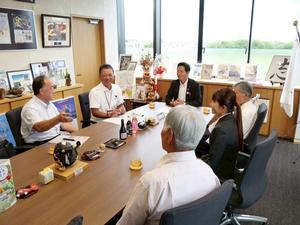 市長に説明する豊田先生
