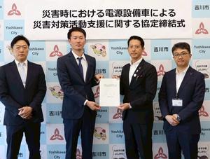 バックパネル前での記念撮影