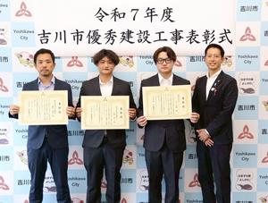 バックパネルを背に受賞者と市長との記念撮影