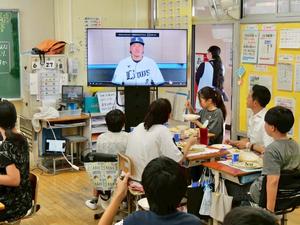 蛭間拓哉選手からのメッセージ動画が流れる様子