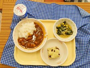 配膳された給食