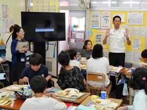 みんなに挨拶をする市長
