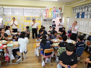 みんなに挨拶をする教育長