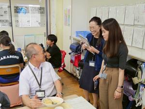 埼玉西武ライオンズの職員の方と給食センター澁谷所長と談笑する教育長