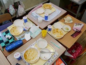 完食してからっぽの器がならぶ机上の様子