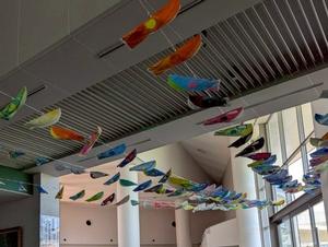 市内小学生が作成した公共施設に飾られたなまずのぼり