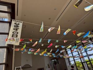 市内小学生が作成した公共施設に飾られたなまずのぼり