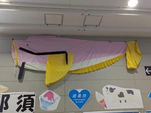 駅に展示された市内企業作製のなまずのぼり