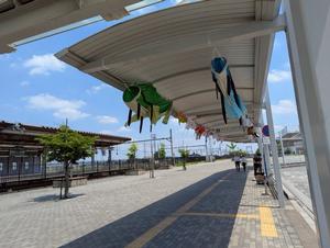 駅に展示された市内企業作製のなまずのぼり