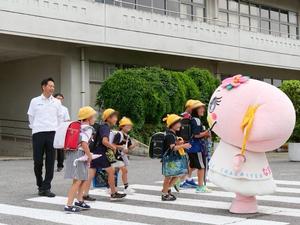 なまりんと一緒に挨拶運動をする市長