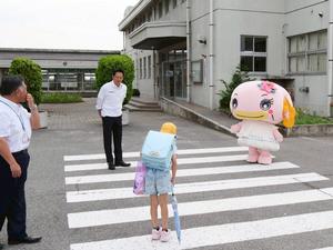 なまりんと一緒に挨拶運動をする市長