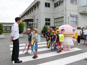 なまりんと一緒に挨拶運動をする市長