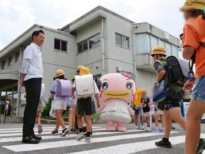 なまりんと一緒に挨拶運動をする市長