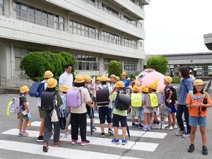 なまりんと一緒に挨拶運動をする市長
