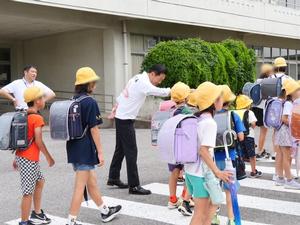 なまりんと一緒に挨拶運動をする市長