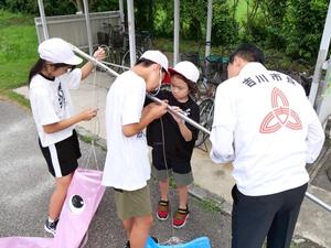 なまずのぼりを児童と一緒に設置する市長