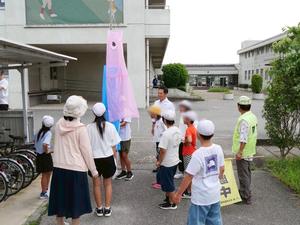 なまずのぼりを児童と一緒に設置する市長