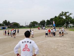 児童たちの朝のリレーの練習を見守る市長