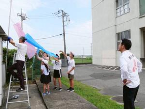 なまずのぼりが設置される様子を見守る市長