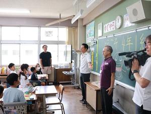 教室のみんなに挨拶をする市長と教育長