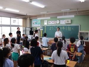 教室のみんなに挨拶をする市長