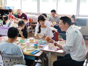 笑顔で児童のみんなと給食を食べる市長