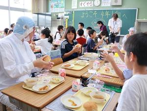 給食を食べる教室の様子