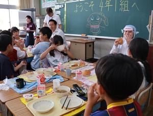 給食を食べる教室の様子