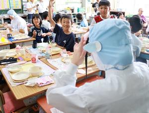 給食を食べる教室の様子