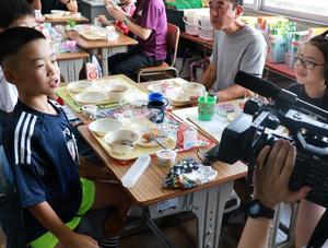 テレビの取材も入る教室の様子