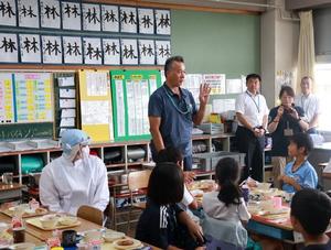 児童のみんなに話をするのりすの方